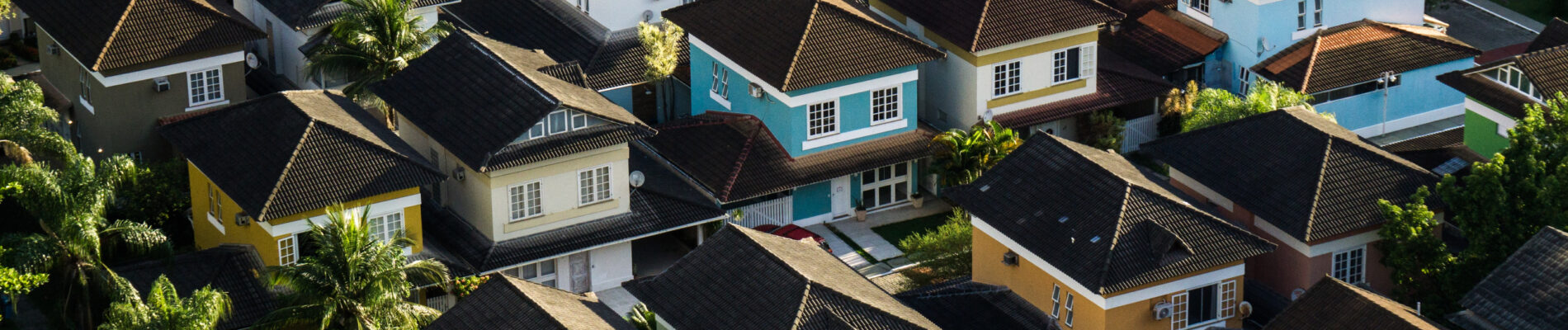 Paysage urbain avec les toits de maison, vu d'en haut.
